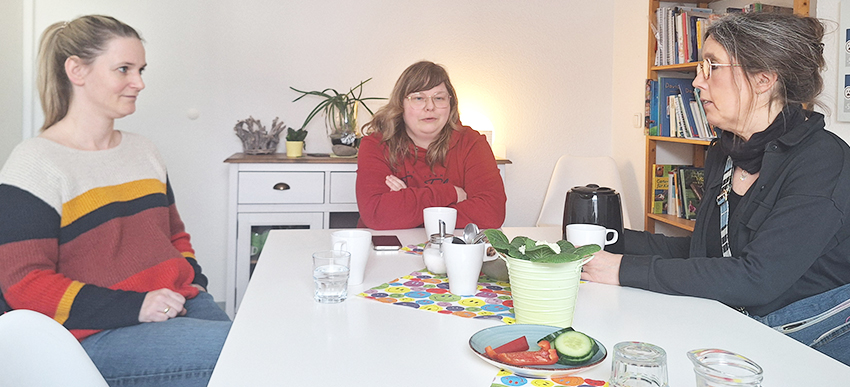 drei Frauen beim Gespräch in einer Selbsthilfegruppe